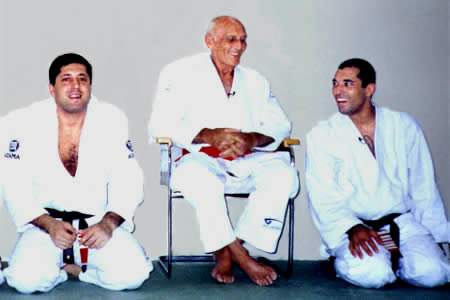 Hélio Gracie (in the middle, surrounded by sons Rolker and Royler) died on January, at age 95, and was one of the fathers of Brazilian Jiu Jitsu. Photo by Academia Gracie Jiu-Jitsu.