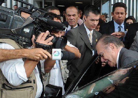 jose-sarney-surrounded-by-the-press-photo-by-antonio-cruz-abr