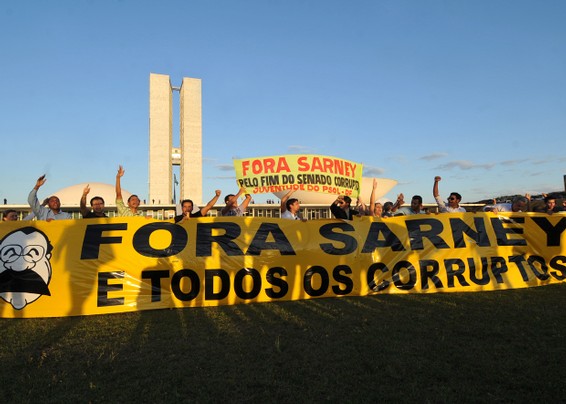 sarneyoutprotestors