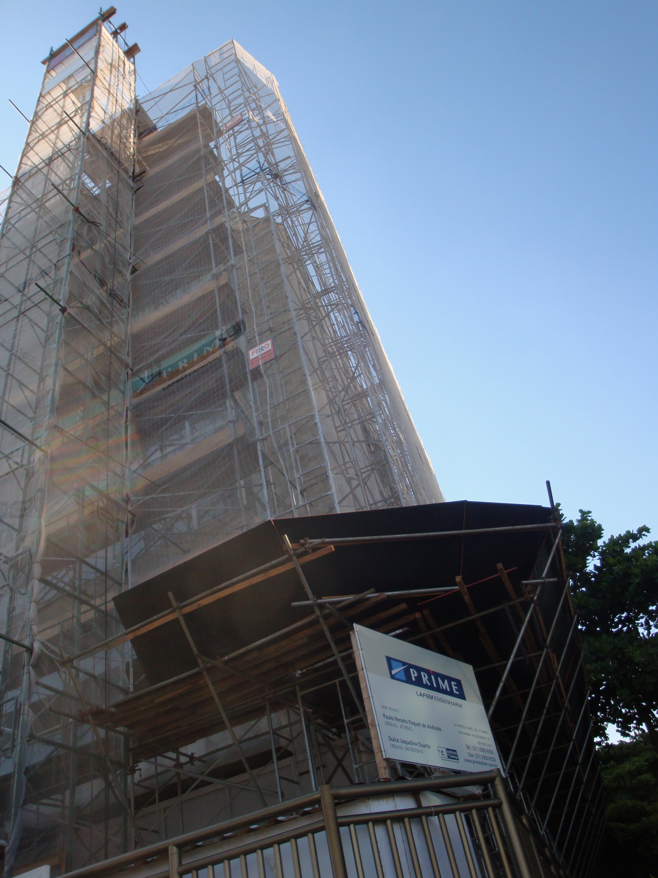 The renovations taking place at 900 Avenue Delfim Moreira, photo by Martin Kocandrle.