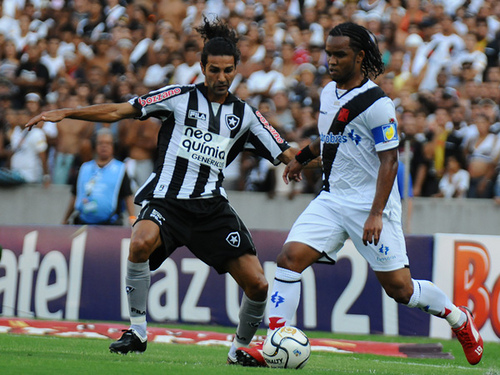 Vasco's Carlos Alberto plays against Botafogo's Leandro Guerreiro. Photo by Marcelo Sadio/vasco.com.br