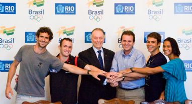 Nuzman and Paes along with the first four athletes linked to Time Rio: Diego Hypólito, Kaio Marcio, Bárbara Leôncio and Ricardo Winicki. Photo by COB.