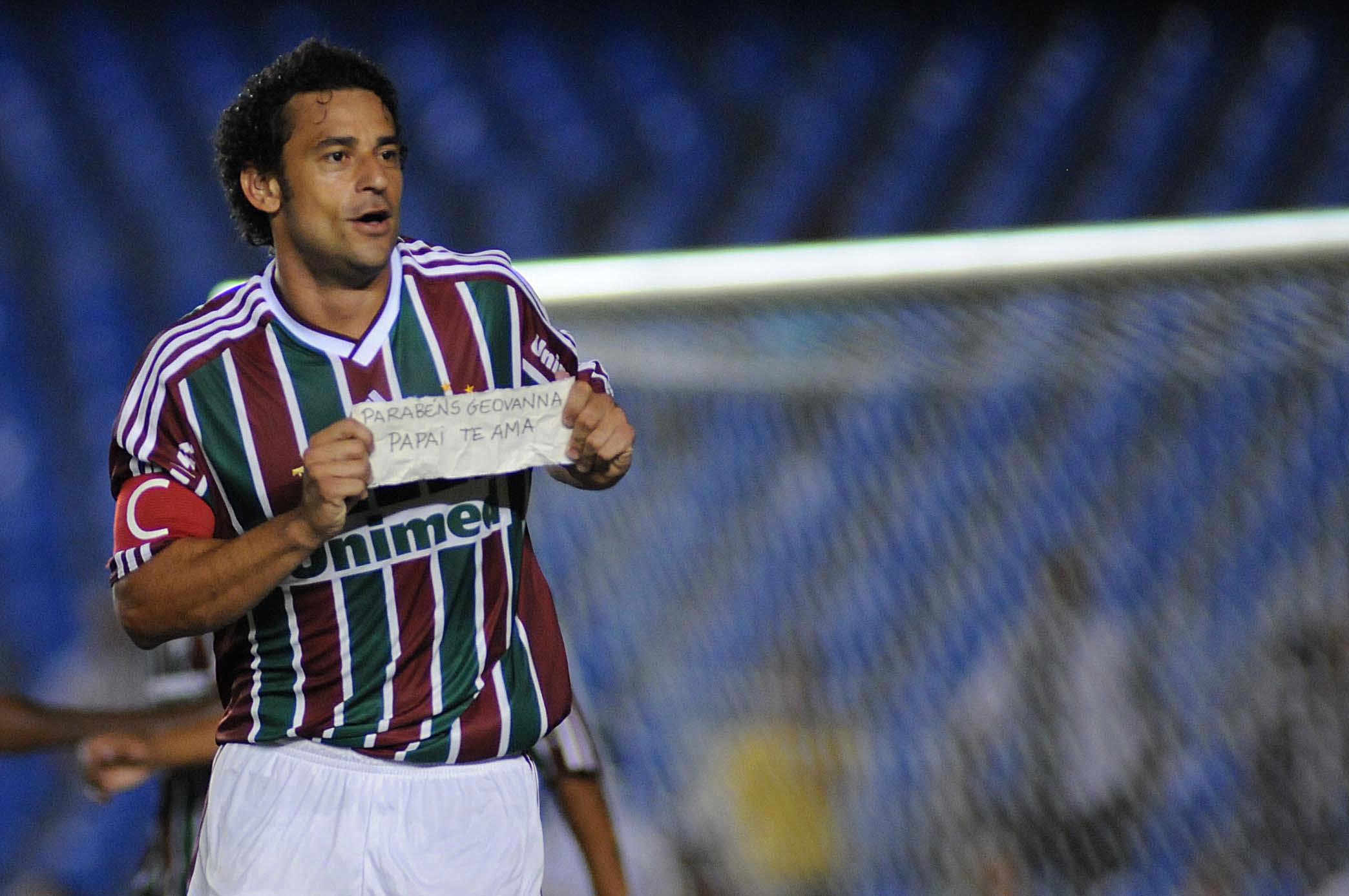 "Happy birthday Geovanna, daddy loves you!" says the note Fred shows after scoring his goal in the victory against Botafogo. Fred's daughter completed 4 years on Sunday. Photo by Agência Photocamera.