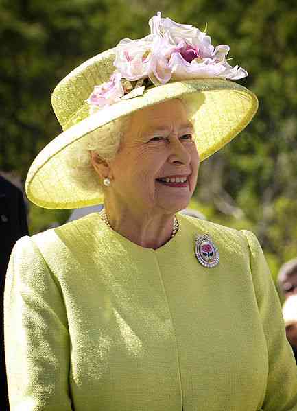 433px-Elizabeth_II_greets_NASA_GSFC_employees,_May_8,_2007_edit