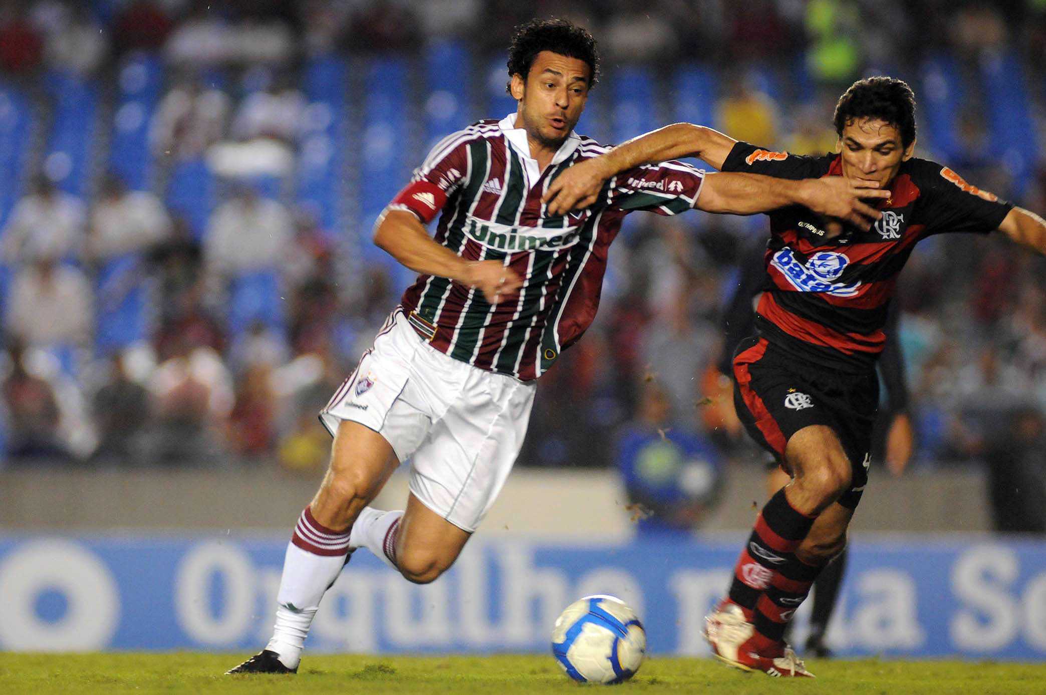Fred (l) and Ronaldo Angelim (r) clash during the Fla-Flu derby on Wednesday night, photo by Wallace Teixeira/Photocamera.