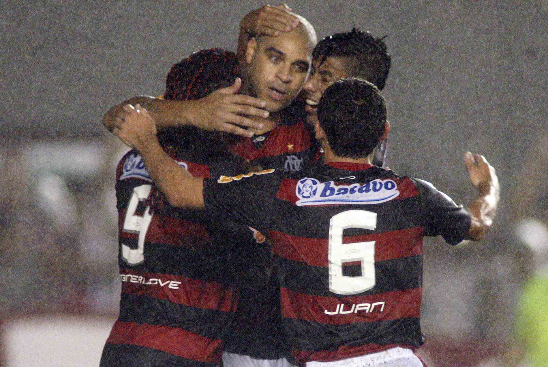 Troubled striker Adriano is congratulated by his teammates after scoring in the 1 - 0 win against Corinthians, photo by Maurício Val/VIPCOMM.