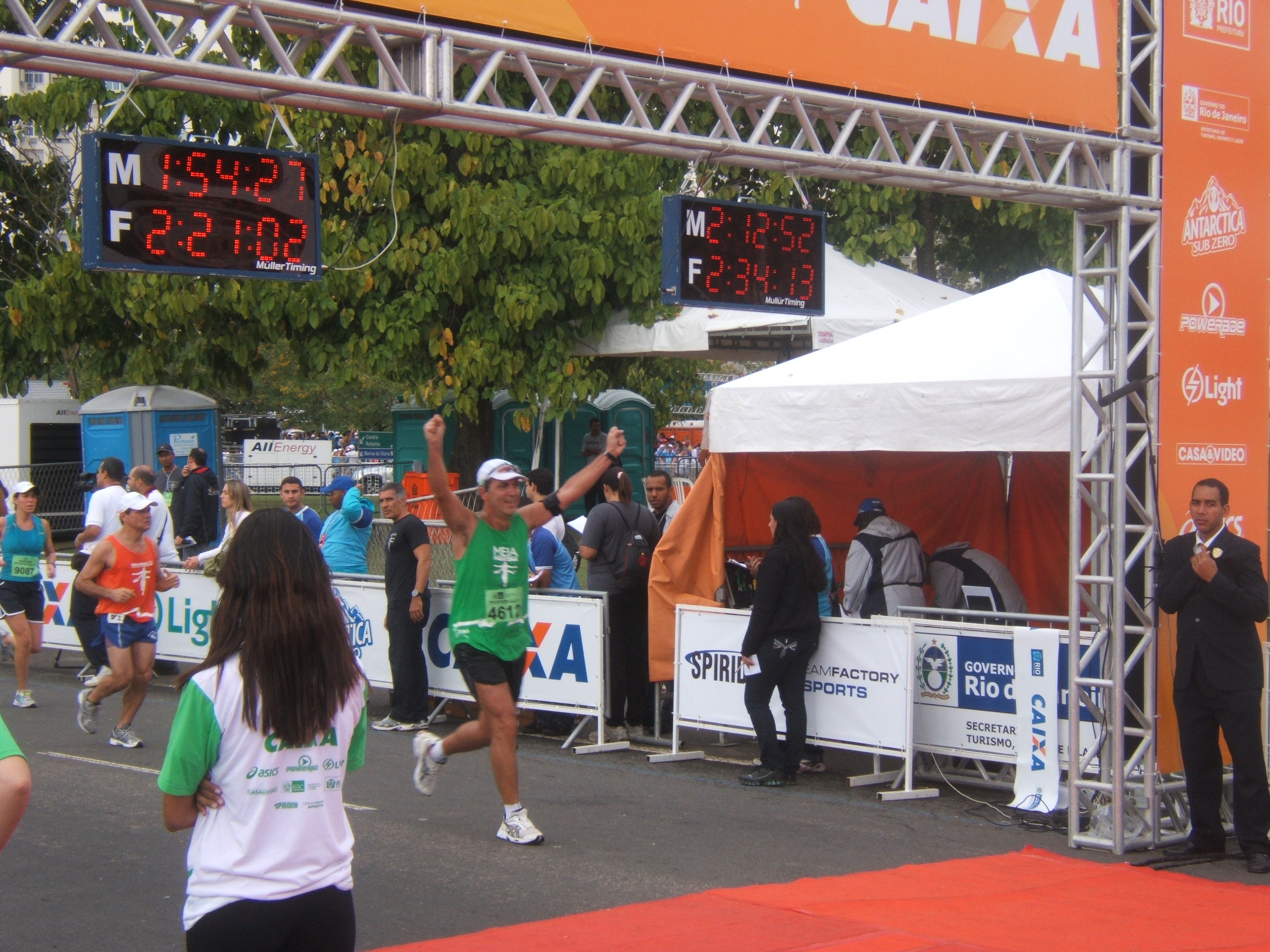 Runner-crosses-the-line_obazely