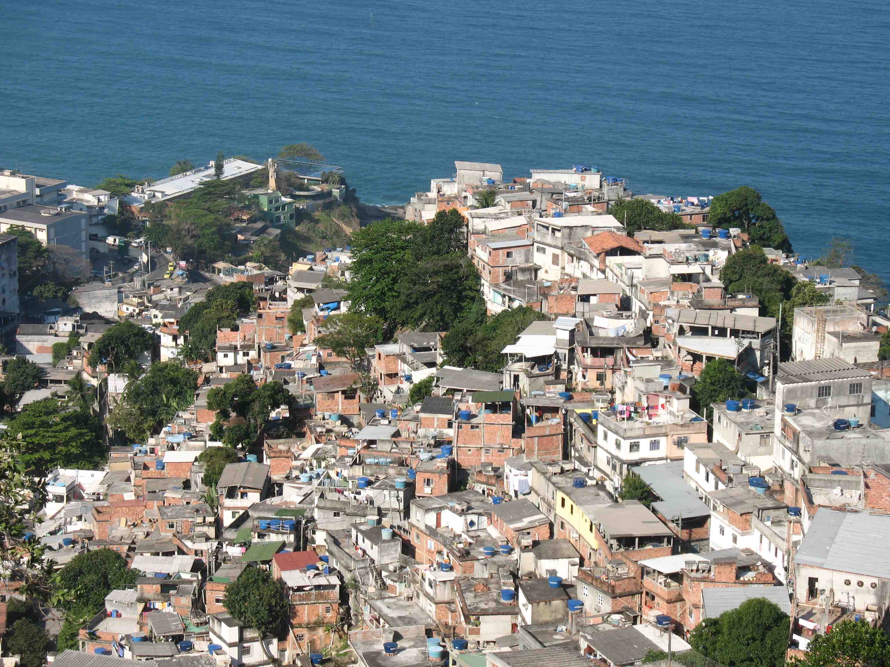 Favela set fra oven