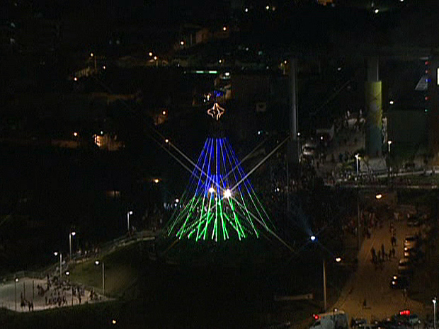 Christmas Tree at the Complexo do Alemão, image recreation
