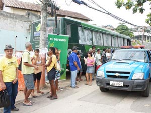 Residents wait in line in front of the Ônibus da Cidadania, image recreation
