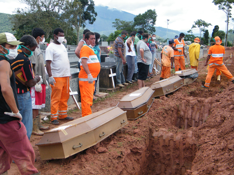 Teresópolis, graves for victims of the floods and mudslides