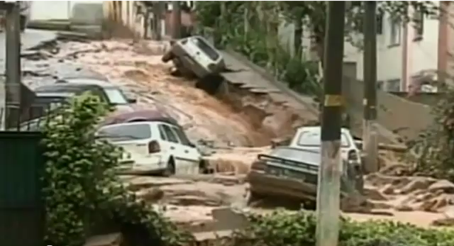 A state of emergency is declared in Petrópolis, Teresópolis and Nova Friburgo.
