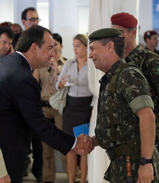 Governor Cabral at the ceremony of exchanging the troops photo by Divulgação
