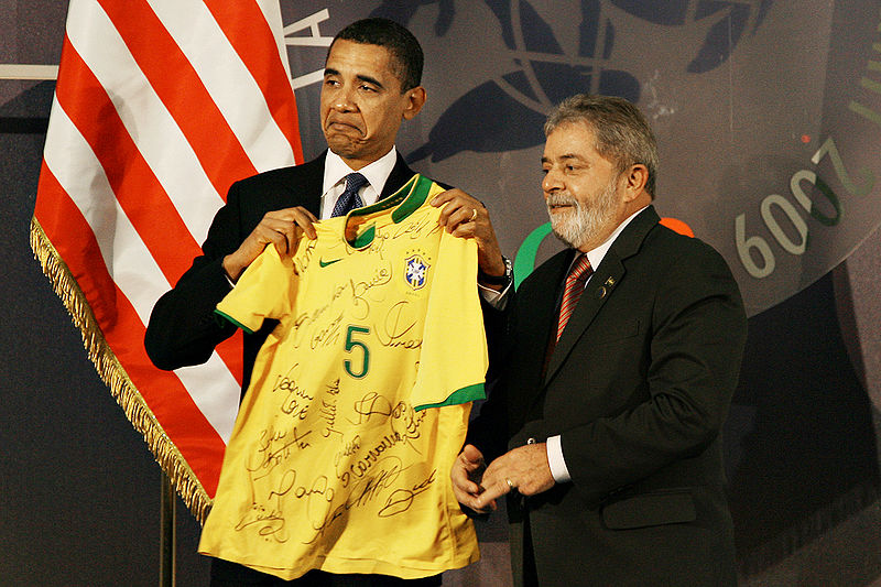 Lula offering a Brazilian Soccer Team's shirt as a gift to President Barack Obama