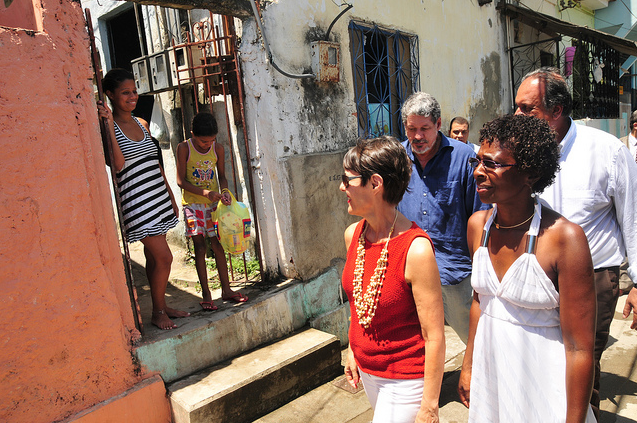 The Minister of Culture Ana de Hollanda during a visit to Complexo do Alemão in January 2011, photo by Ministério da Cultura.