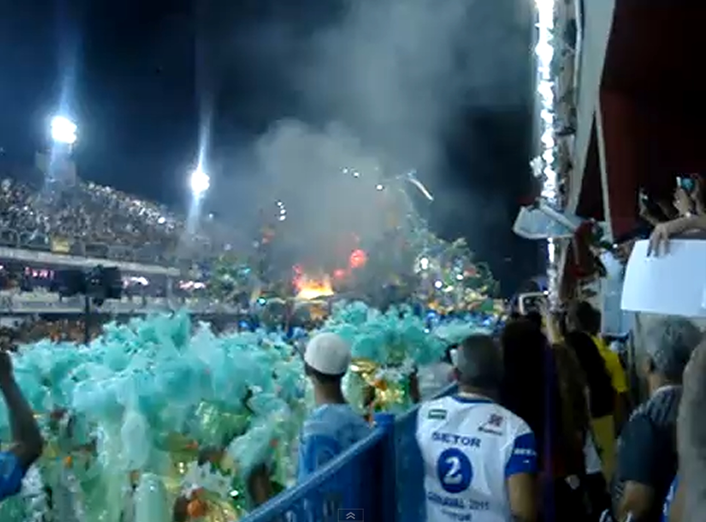Beija-flor float catchs fire.