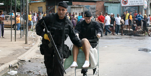 BOPE officers carry out victim of shooting in Favela Mangueira, image recreation