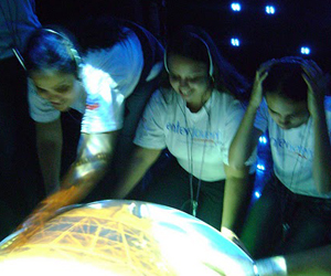 Visually impaired students visit the Oi Futuro Museum on a class trip, photo courtesy of Fabiana Castro/+Unidos