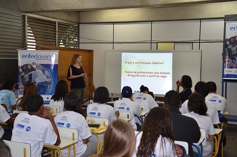 Students during one of the workshops about the job market, photo courtesy of Enter Jovem Plus