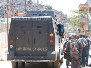 Police advance in Complexo o Alemão last November, photo by Agência Brasil/Creative Commons License.