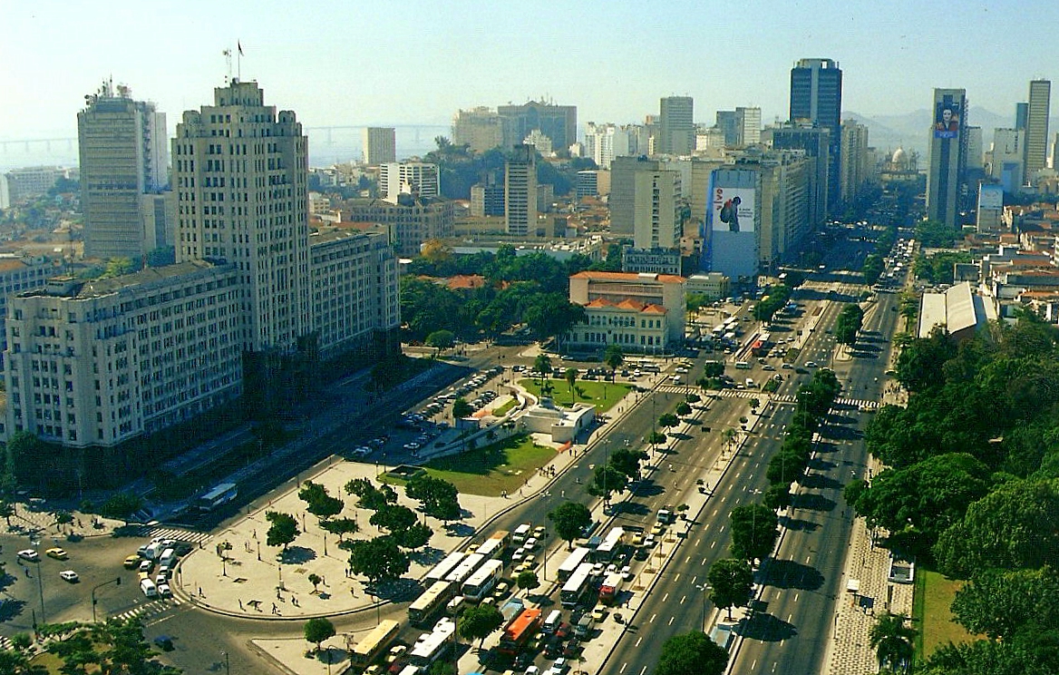 An aerial view of Avenue Presidente Vargas, a major artery in Centro, photo by Vladimir Ribeiro/Wikimedia Creative Commons License.