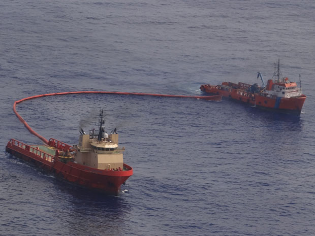 Support vessels are at the scene some 230 miles off the Rio coastline to minimize any environmental impact caused by the oil slick, photo by Divulgação/Chevron Brazil