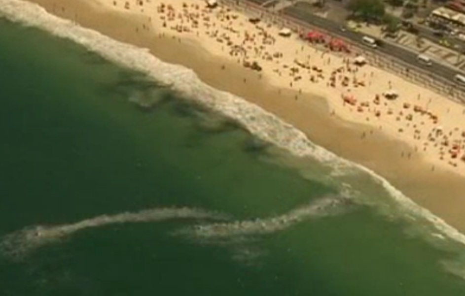 Black patches on Rio's beaches, TV Globo, image recreation.