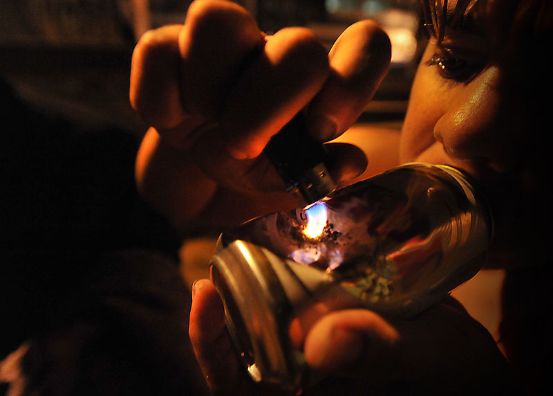 Drug abuser smoking crack using a tin can, photo by Agência Brasil.