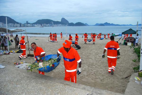 Over 645 tons of garbage was collected in Rio after New Year's Eve, Rio de Janeiro, Brazil News