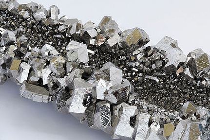 Niobium, photo by Heinrich Pniok/Wikimedia Creative Commons License.