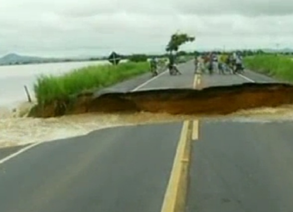 A major breach in the BR-356 highway ruptured the levee and caused the community of Três Vendas, Campos, RJ State, to be flooded, image recreation.
