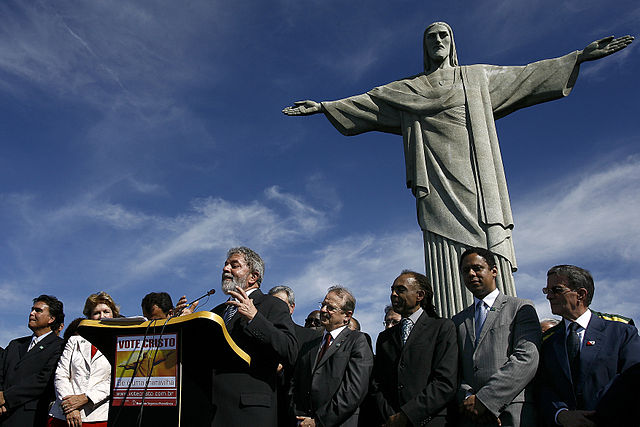 Ex-president Lula in front of Cristo, photo by Ricardo Stuckert/Agencia Brasil.