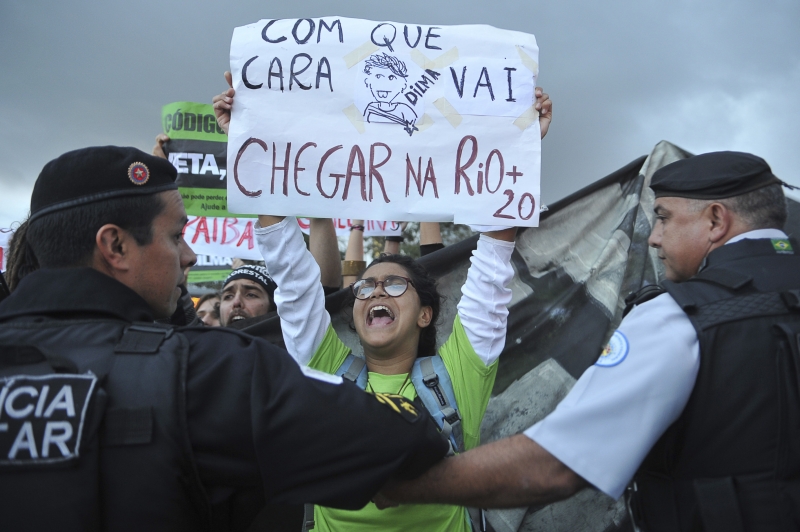 Protesters outside Planalto, Valter Campanato/ABr