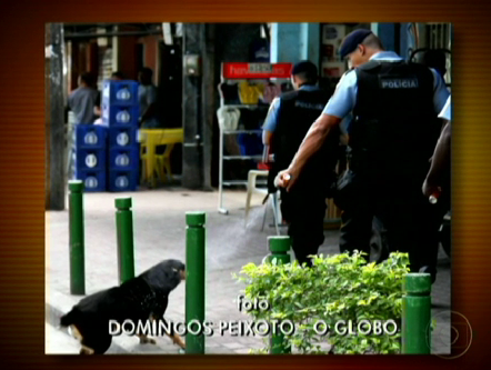 Police office photographed spraying a dog with pepper spray in Rocinha has gone viral, Rio de Janeiro, Brazil News