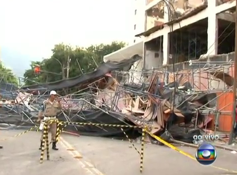 A large scaffolding structure in Leblon collapsed blocking roadways, Rio de Janeiro, Brazil News