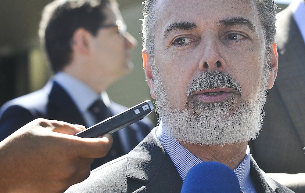 BrasÃ­lia - O ministro das RelaÃ§Ãµes Exteriores, Antonio Patriota, diz que a situaÃ§Ã£o na SÃ­ria Ã© imprevisÃ­vel e que a Ãºnica alternativa para conter a onda de violÃªncia Ã© adotar um cessar-fogo imediato. Segundo ele, os cerca de 3 mil brasileiros que vivem no paÃ­s querem permanecer em territÃ³rio sÃ­rio porque dispÃµem de dupla nacionalidade.