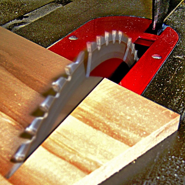 Table_saw_cutting_wood_at_an_angle,_by_BarelyFitz