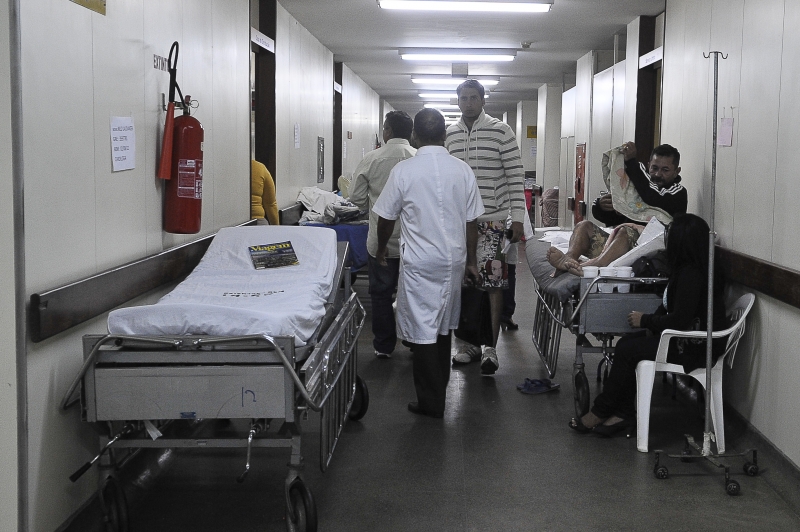 Patients and staff in a corridor of a public SUS hospital in Brasília