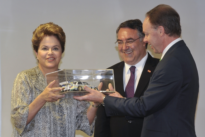 Brazilian President Dilma Rousseff, Santa Catarina Governor Raimundo Colombo, and BMW's Ian Robertson at their Planalto meeting, photo by Valter Campanato/ABr.