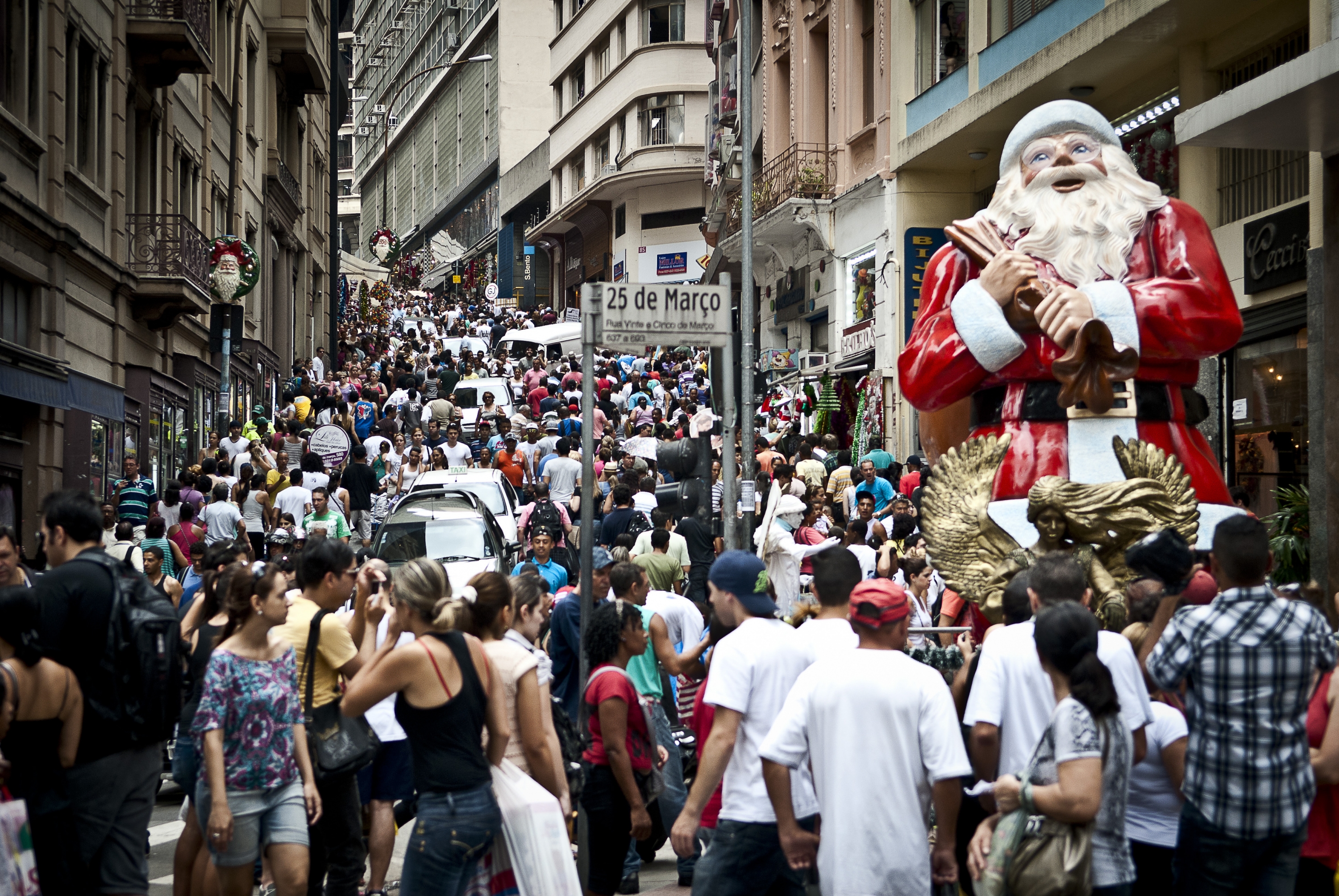 Christmas shoppers crowd Rua 25 de Março in central São Paulo