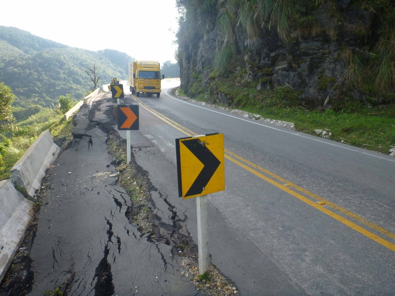 Over sixty percent of Brazilian highways have major problems, particularly potholes, the National Transport Confederation (CNT) revealed in 2012, photo Divulgação/CNT.