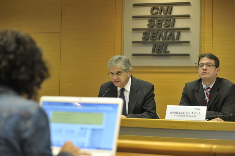 The CNI's Flávio Castelo Branco reveals industry survey, January 2013, photo by Elza Fiúza/ABr.