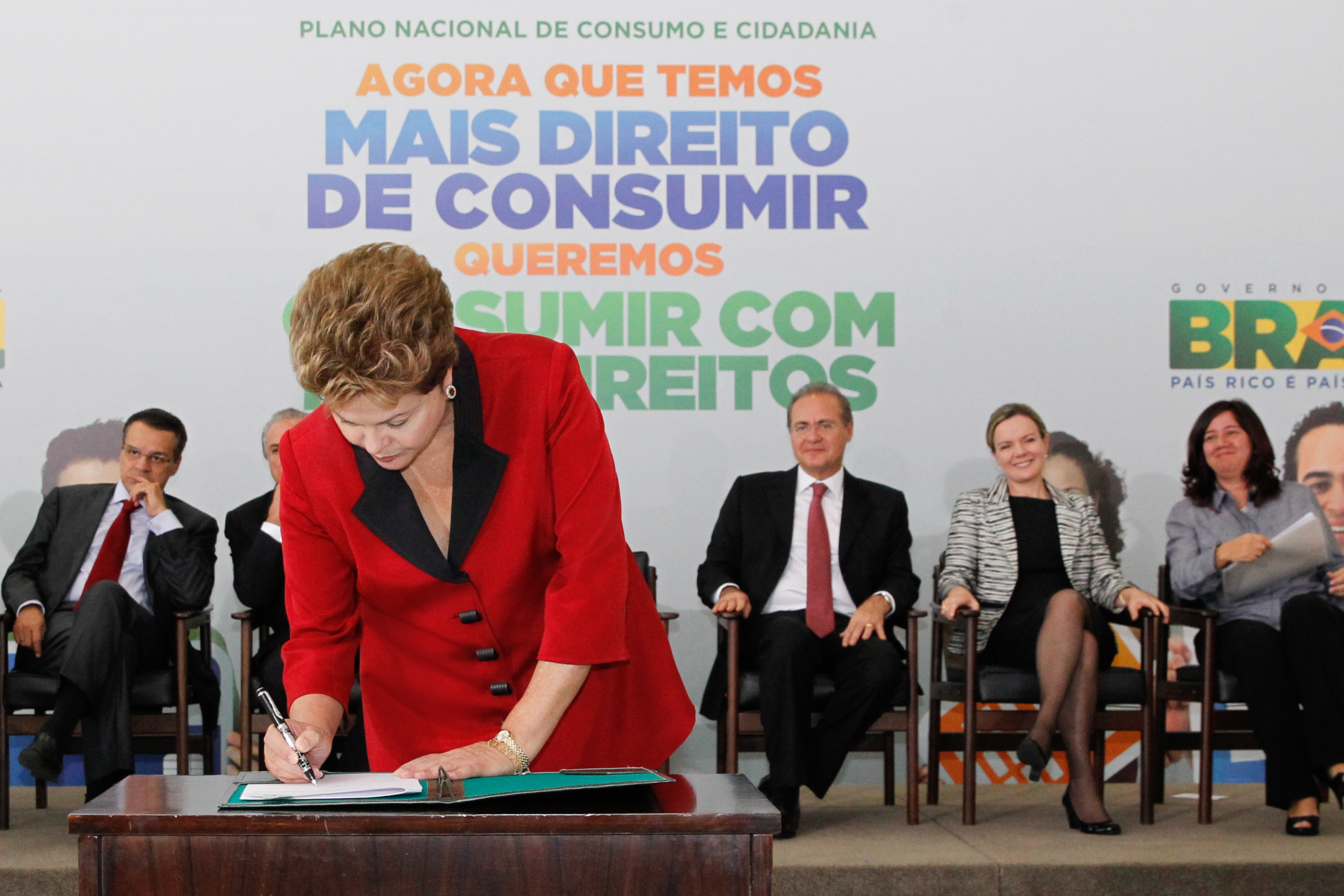 Brazilian President Dilma Rousseff signs up to the new National Consumer and Citizen Plan, photo by Roberto Stuckert Filho/PR.