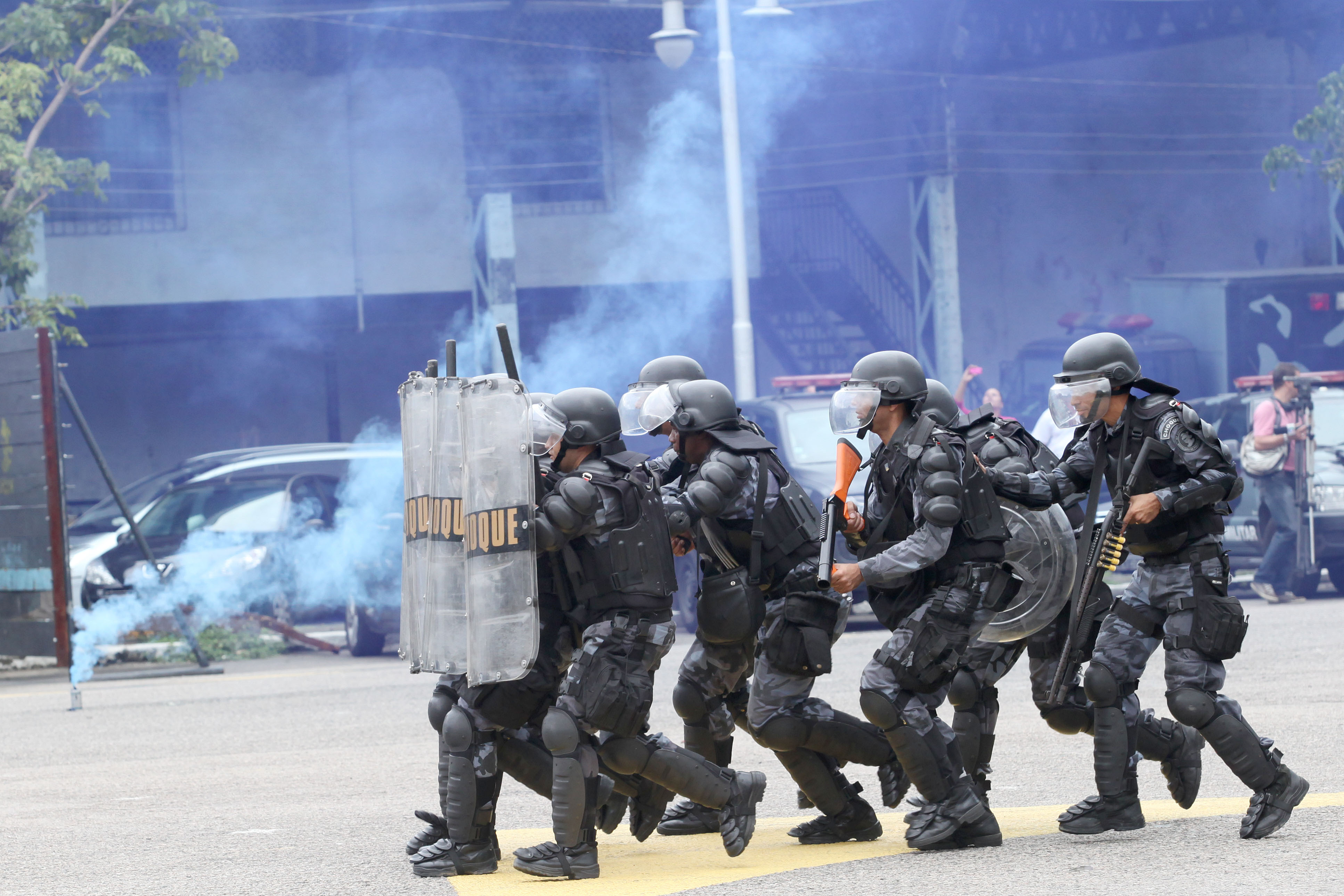 Rio police and municipal guards in crowd control training for mega events, photo by Clarice Castro/Governo RJ.