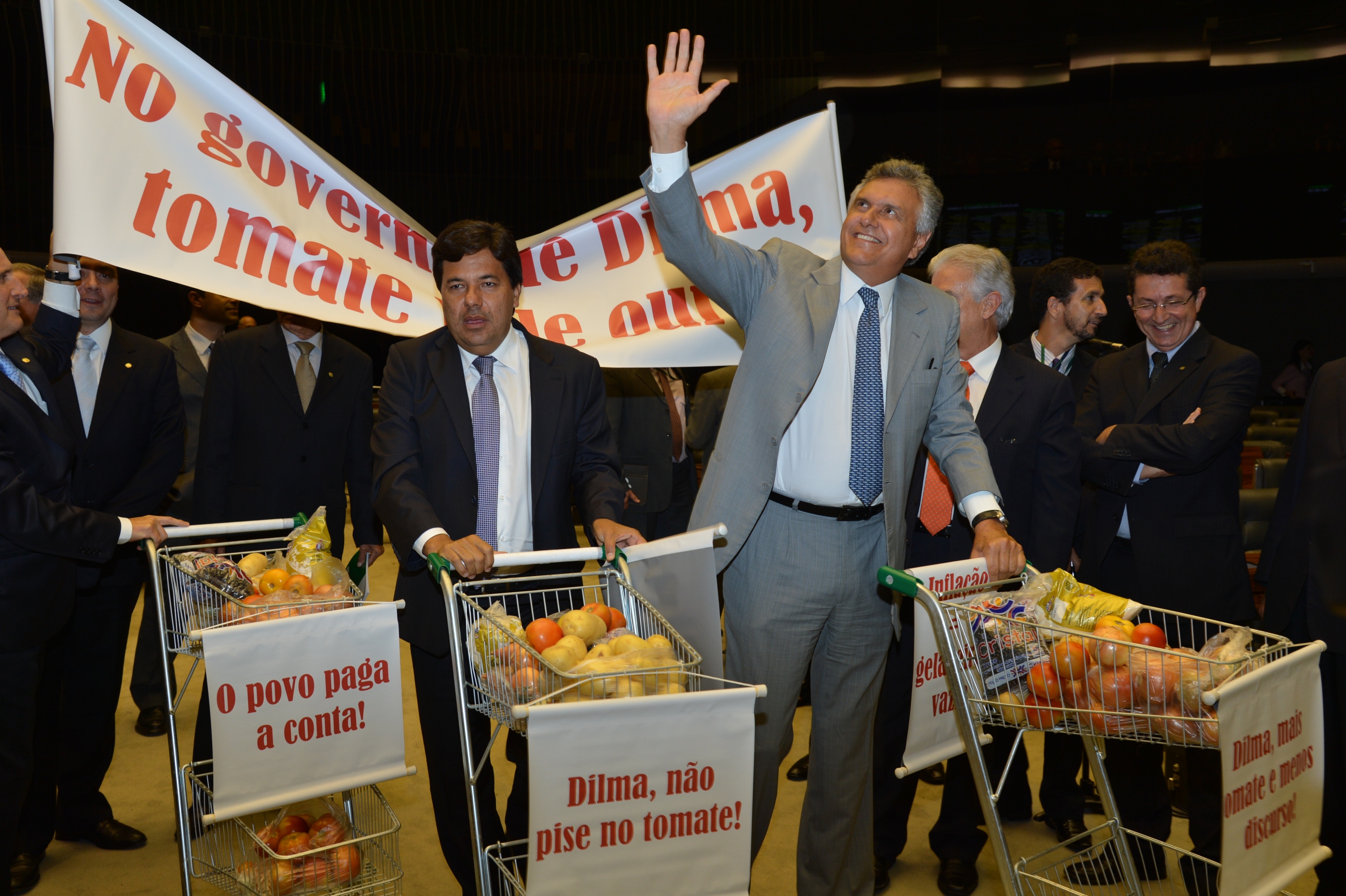 Deputies Onyx Lorenzoni, Mendonça Filho and Ronaldo Caiado protest against high inflation and its impact on food, photo by Valter Campanato/ABr.