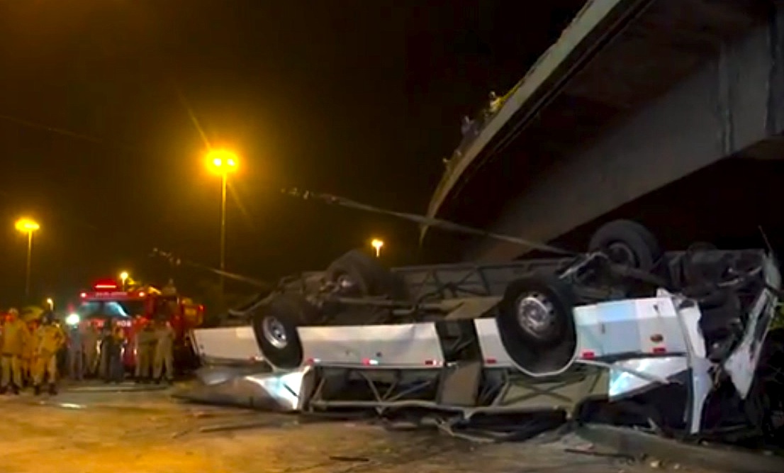 Bus Overpass Fall Kills 7 in Rio: Daily