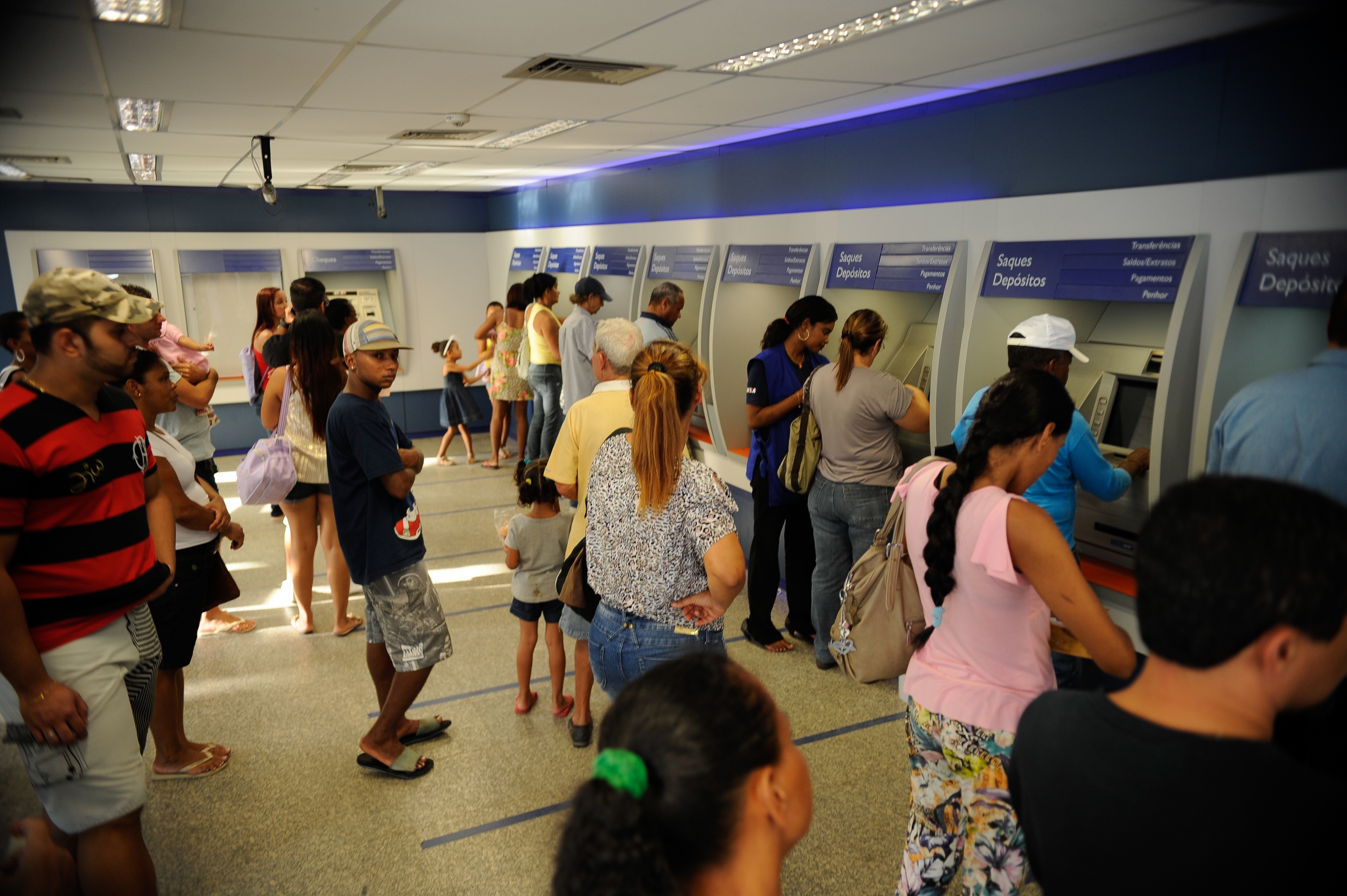 The rumor meant Caixa banks were inundated by people desperate to withdraw their Bolsa Família payment, photo by Tânia Rêgo/ABr.