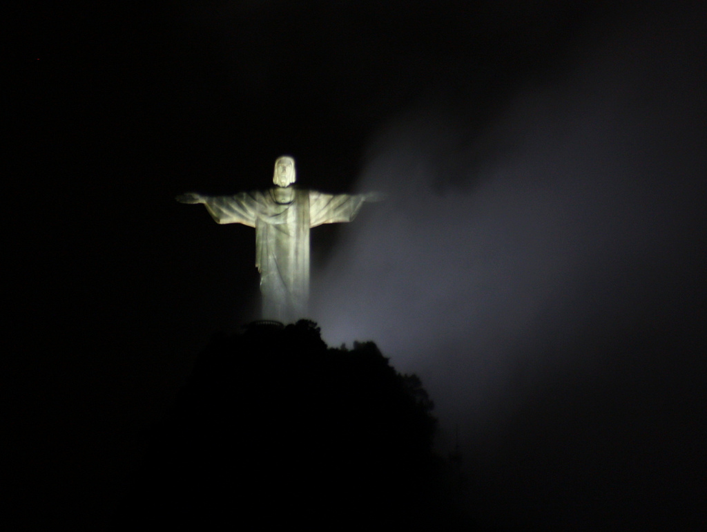 Cristo Opens at Night for First Time: Daily