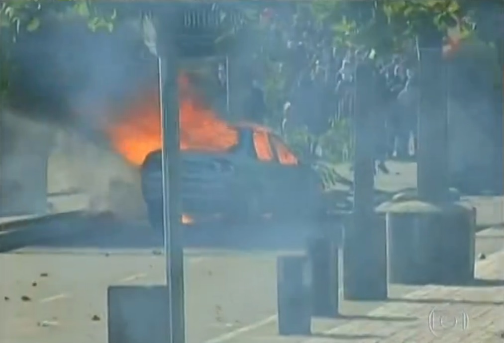 A TV Diário car was torched and at least 111 people arrested as violence erupted at a protest in Fortaleza, image recreation.