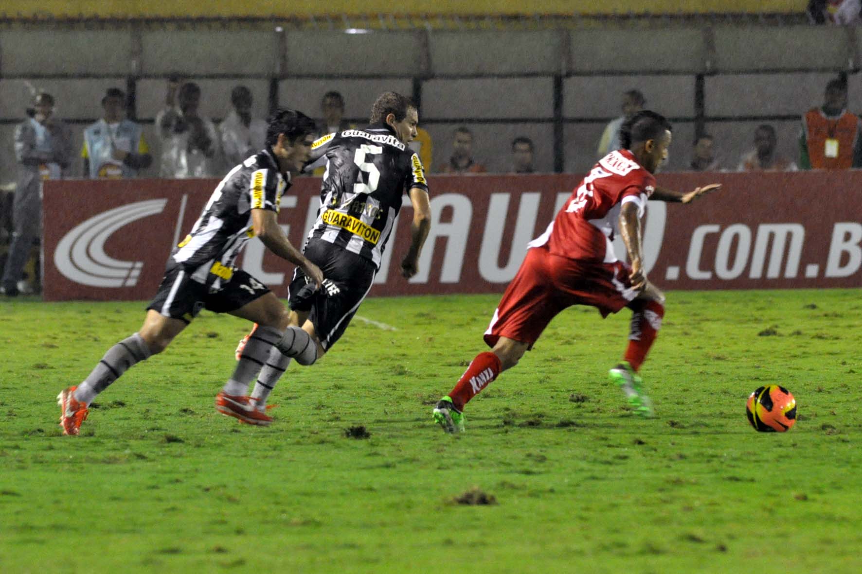 Botafogo Keep Pressure on Cruzeiro: Daily